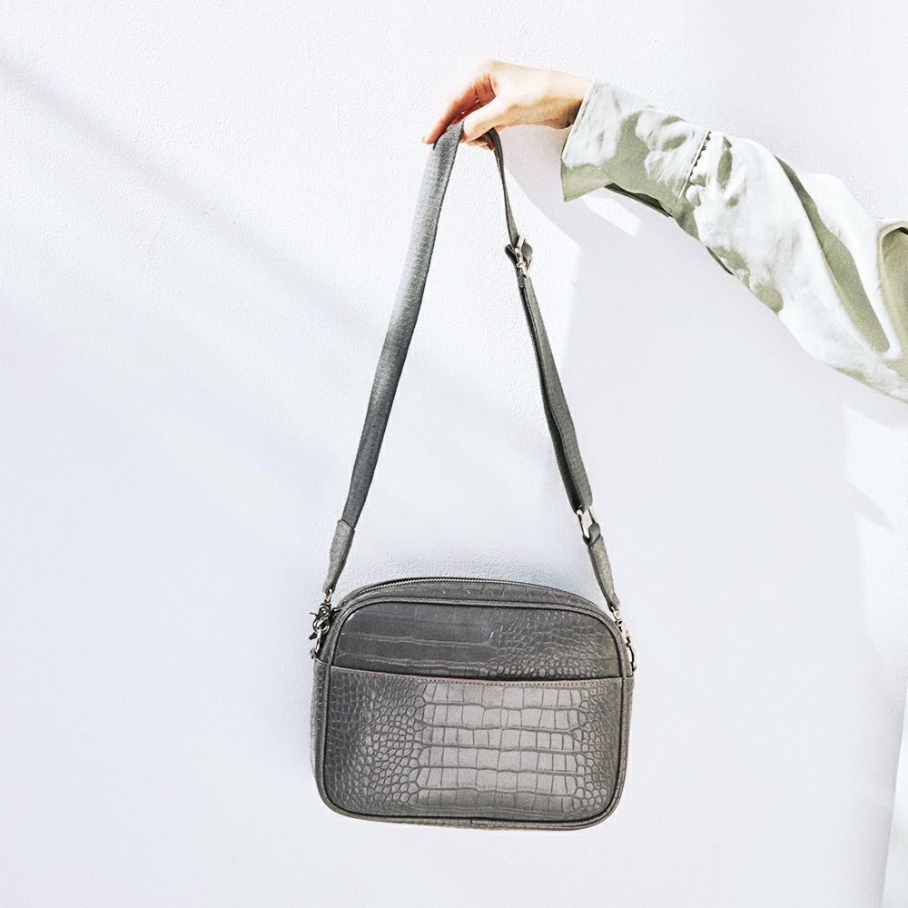 EM スクエアショルダーバッグ［グレー］ EM SQUARE SHOULDER BAG [Gray] | EM ONLINE STORE